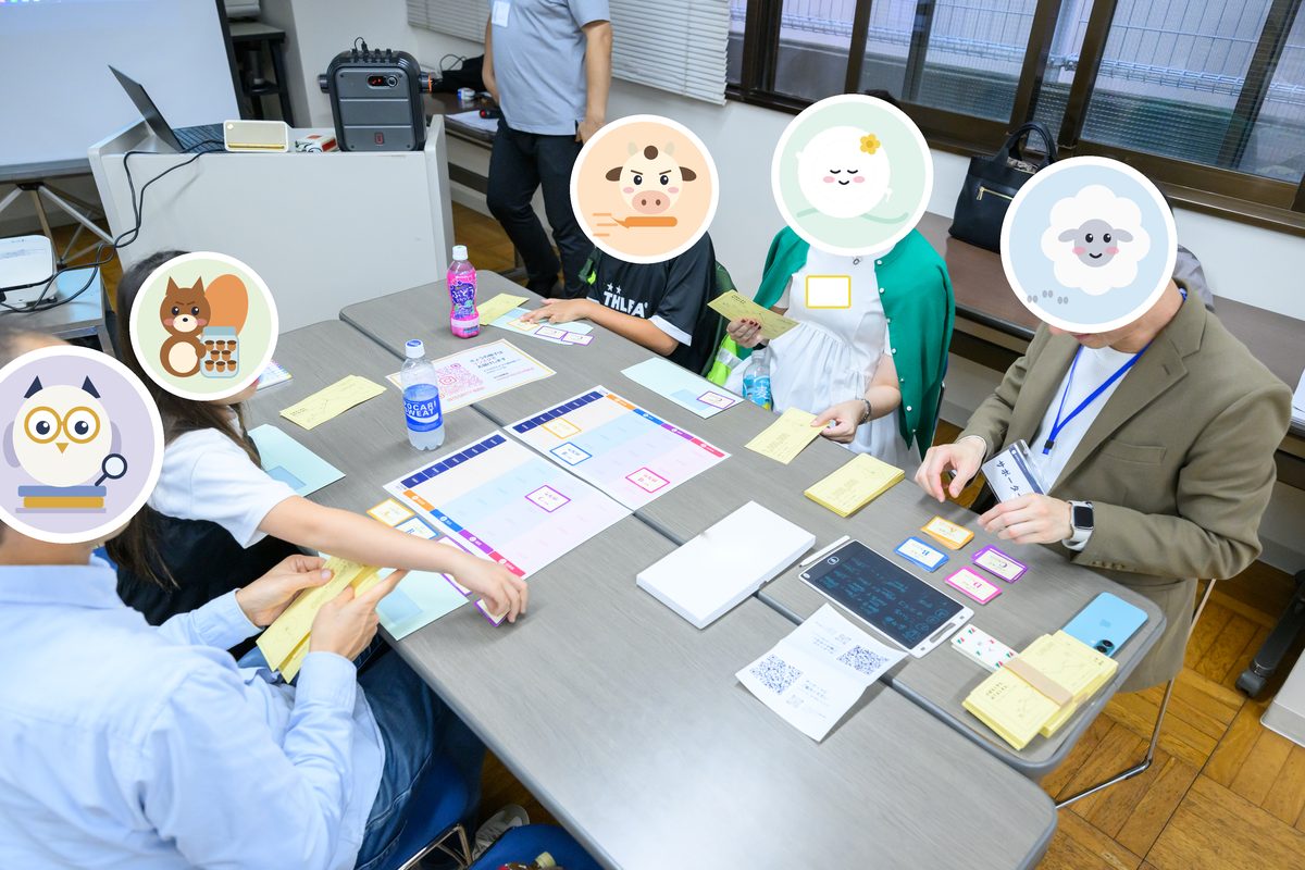 親子が盤を囲み、子どもが手を伸ばしてカードを出している（顔はキャラクターで隠しています）